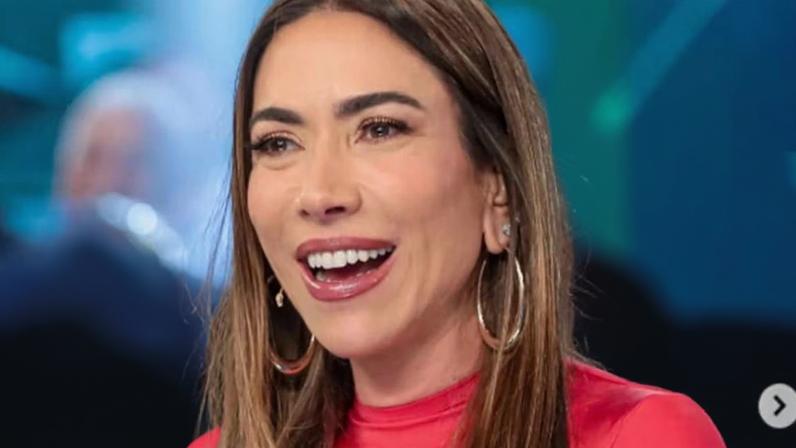 Patrícia Abravanel mostra filhos em rara foto na sala de TV da mansão