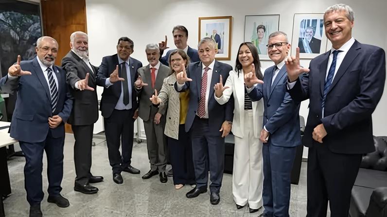 Senadores durante reunião da bancada com o ministro José Guimarães, da Secretaria de Relações Institucionais