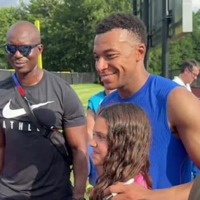 Mbappé, Doué e astros da França emocionam crianças americanas