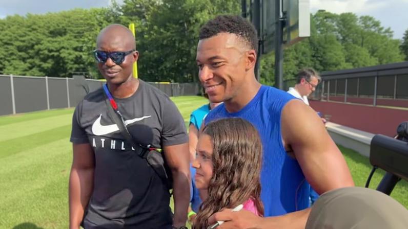 Mbappé, Doué e astros da França emocionam crianças americanas