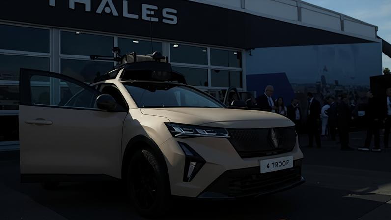 Prototipo del vehículo táctico 4 Troop de Renault, fabricado mediante una alianza con Thales, expuesto en la feria militar Eurosatory 2026, en París.