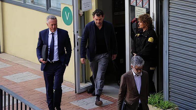 Jonathan Andic, hijo del fallecido fundador de Mango Isak Andic, abandonando los juzgados de Martorell tras abonar la fianza de un millón de euros para salir de prisión provisional, el pasado 19 de mayo.