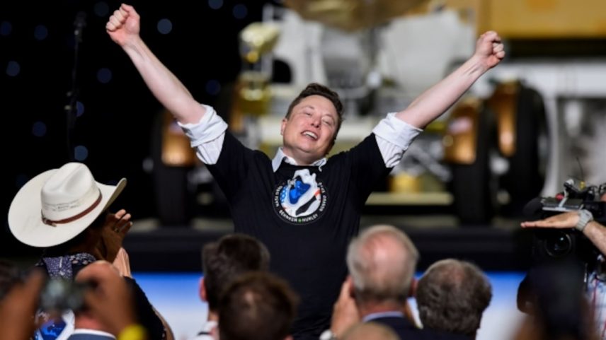 Elon Musk comemorando o lançamento da SpaceX. (Steve Nesius/Reuters)