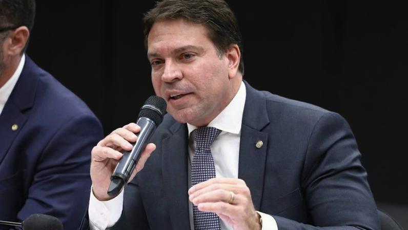 De um lado, legalidade. Do outro, pressão pessoal. A diferença entre julgar a prova e fabricar a prova