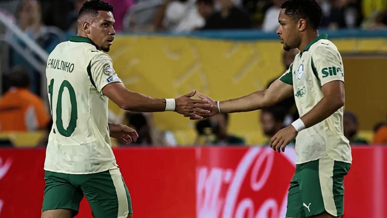 Paulinho e Vitor Roque, jogadores do Palmeiras (Foto: Cesar Greco/Palmeiras/by Canon)
