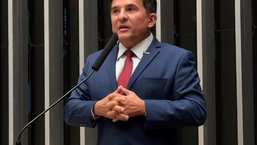 Na imagem, o ministro Paulo Henrique Cordeiro em homenagem ao Dia Nacional do Desporto Escola, na Câmara dos Deputados