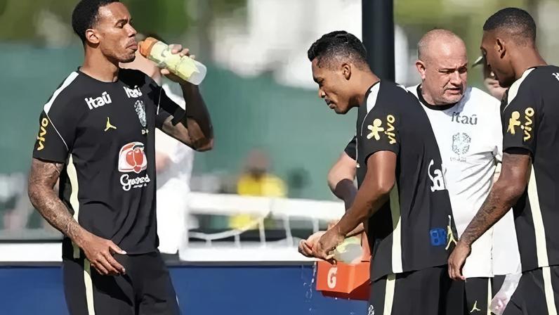 Pausa de hidratação durante treinamento da Seleção Brasileira