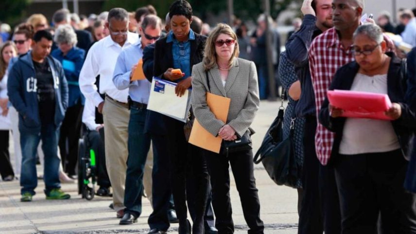 Fila para feira de emprego nos EUA: impacto na inflação (Foto: Shannon Stapleton / Reuters)