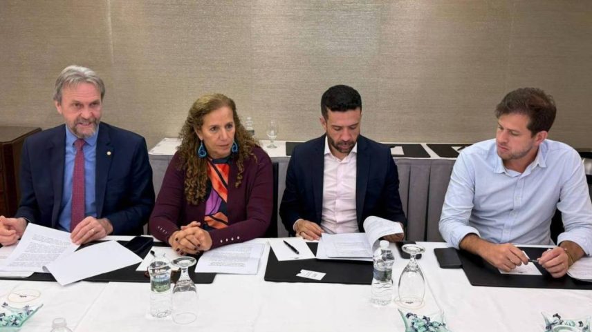 Pedro Uczai, Jandira Feghali, André Janones e Pedro Campos vão aos EUA para pedir investigação contra Flávio Bolsonaro