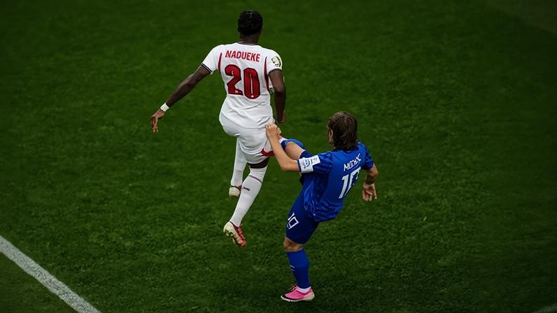 Croatia's Luka Modric fouls England's Noni Modric cometeu o primeiro pênalti da carreira contra a Inglaterra