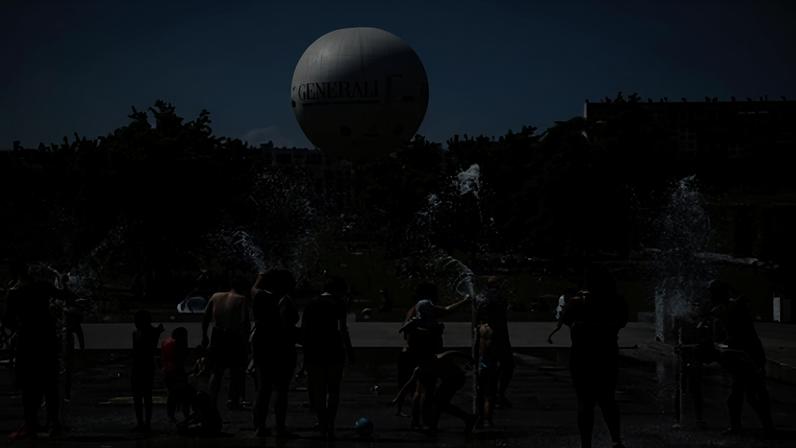 Pessoas brincam em uma fonte no Parque André Citroën enquanto as temperaturas sobem em Paris, durante a segunda onda de calor que atinge grande parte da França em 21 de junho de 2026