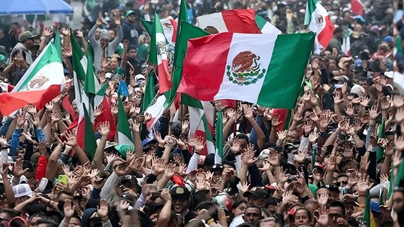 Pessoas participam de tentativa de quebrar o recorde mundial do Guinness para a maior "onda mexicana" do mundo ao longo da Avenida Reforma, na Cidade do México, como parte das atividades antes da Copa do Mundo 6 de junho de 2026