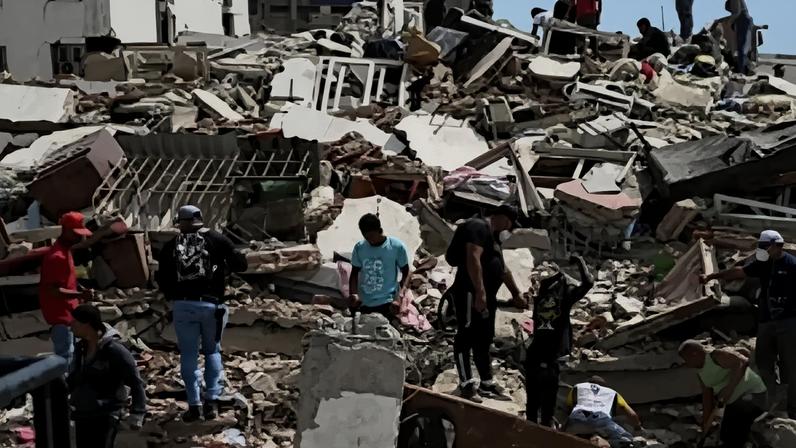 Pessoas procuram sobreviventes após fortes terremotos na Venezuela (Foto: Reprodução)