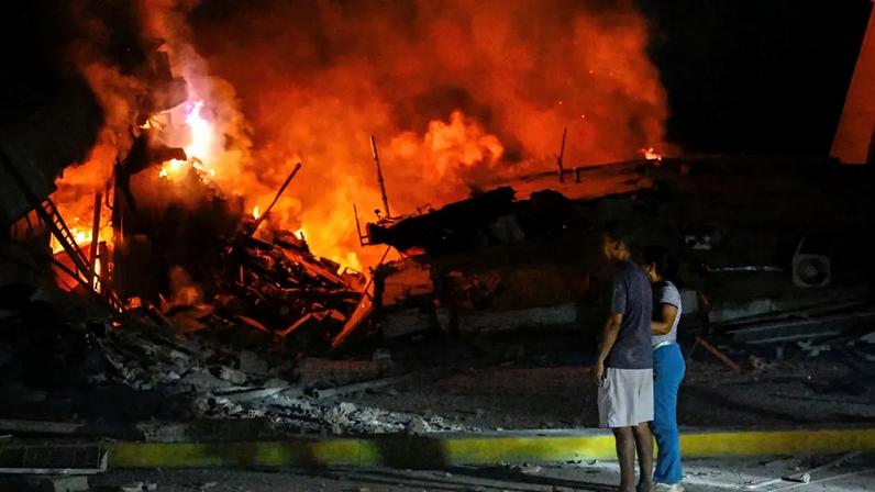 Pessoas próximas de prédios destruídos após terremoto na Venezuela