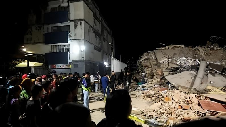 Pessoas se reúnem enquanto equipes de emergência atuam no local de prédio desabado em Caracas após terremotos 25 de junho de 2026 REUTERS/Leonardo Fernandez Viloria