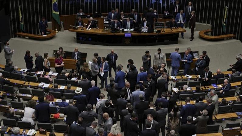 Câmara aprova projeto que flexibiliza punições a partidos