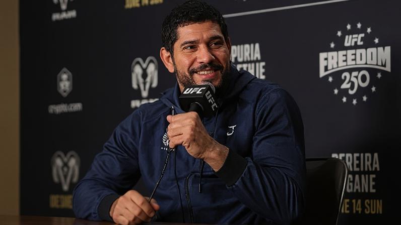 Alex Poatan durante entrevista coletiva