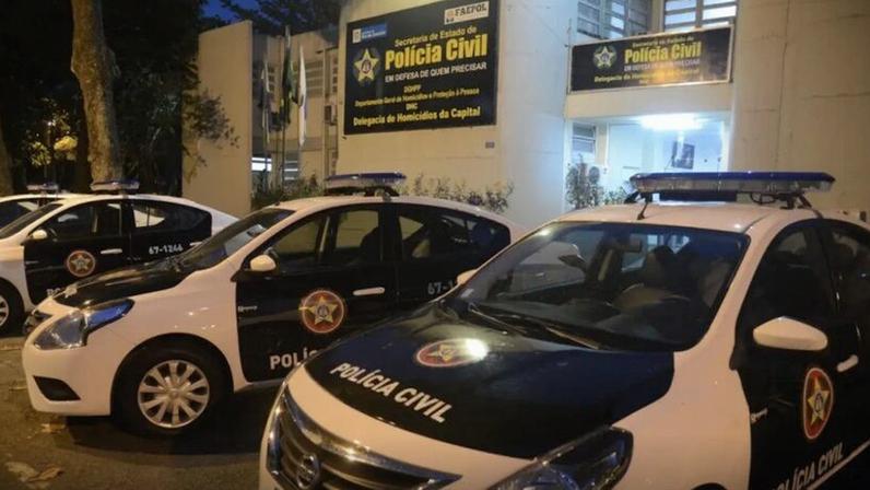 O grupo responsável pela roda denunciou o caso às autoridades no 28 de maio; na imagem, viaturas da Polícia Civil do Rio de Janeiro