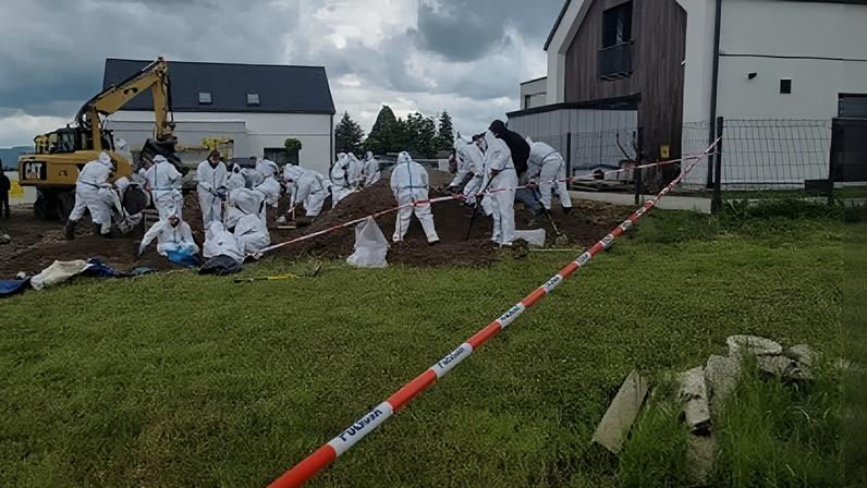 Investigadores vasculham o local após a polícia encontrar 34 fetos humanos em uma propriedade na Polônia
