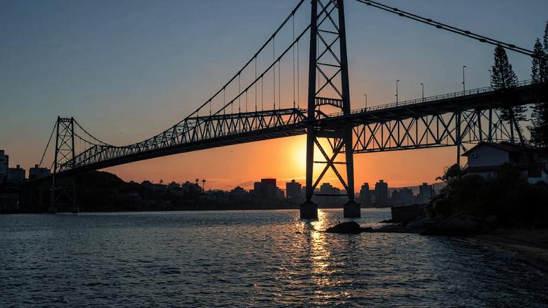 A maior ponte pênsil de aço do Brasil situada em Florianópolis com oitocentos metros – Créditos: depositphotos.com / ChristianHerzog