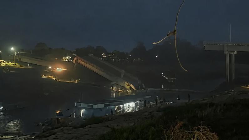 Ponte caiu em Sena Madureira (AC) - (janelão/Reprodução)