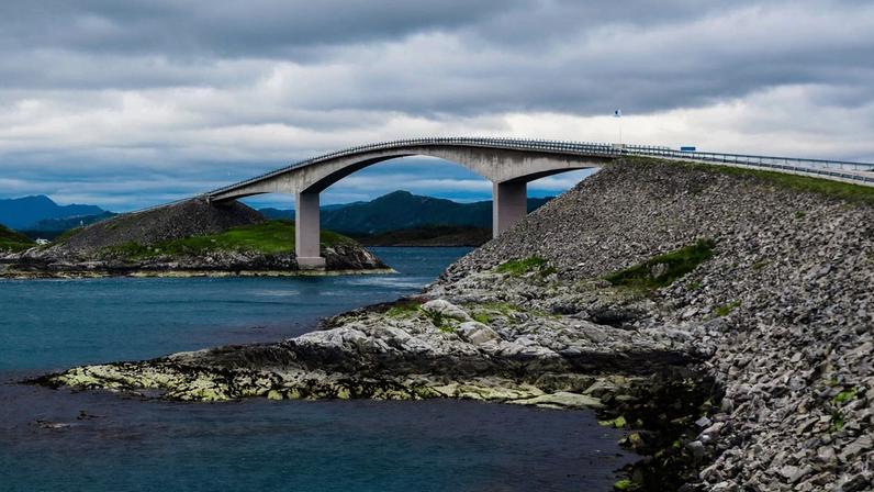 Ilusão de ótica em ponte norueguesa de duzentos e sessenta metros onde o asfalto parece sumir no ar – Créditos: depositphotos.com / jana_janina