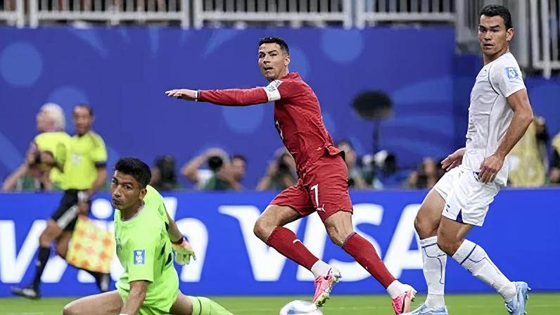 Cristiano Ronaldo marcou dois contra Uzbequistão