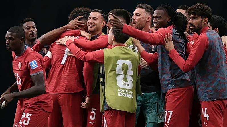 Seleção de Portugal comemora gol contra Uzbequistão