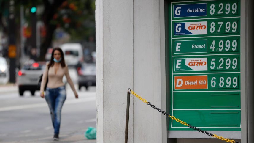 Preços de combustíveis estão mais altos no país (Fernando Bizerra//EFE)