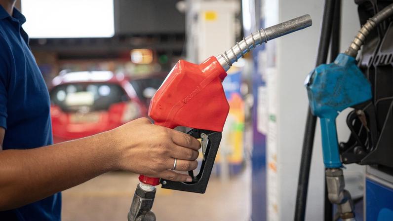Bomba de combustível abastecendo veículo com combustível Metrópoles