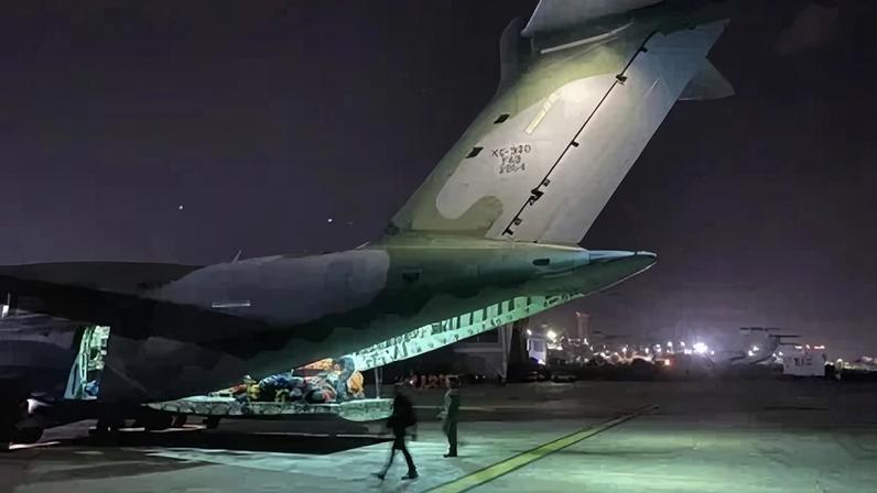 Aeronave pousou na Base Militar da Força Aérea Venezuelana El Libertador, em Maracay, transportando equipes e equipamentos para reforçar a resposta aos terremotos que atingiram a Venezuela na última terça-feira (23).