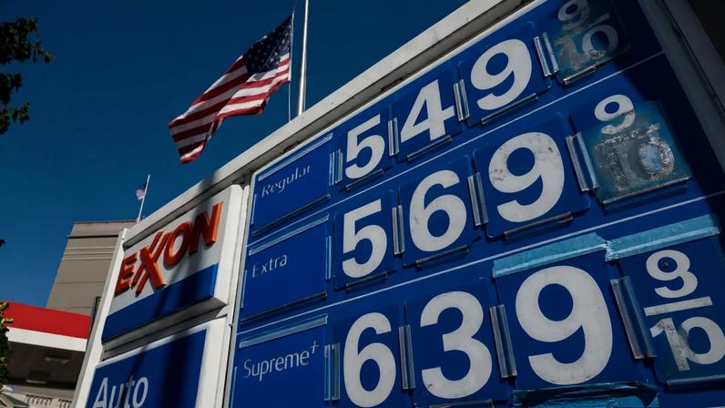 Letreiro de posto de gasolina exibe os preços em Washington, D.C. - 01/05/2026 (Foto: REUTERS/Annabelle Gordon)