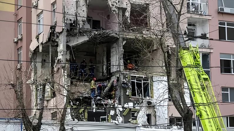 Prédio em Kiev atingido por ataque da Rússia contra a Ucrânia