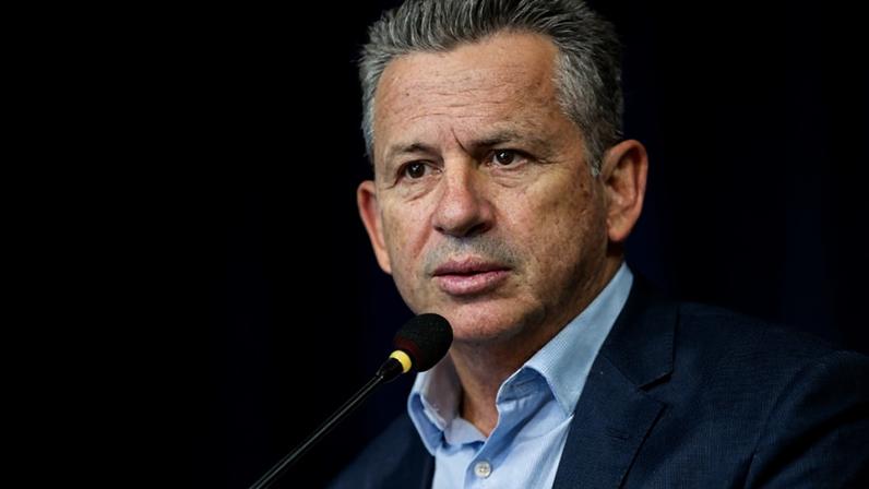 Mauro Mendes deixou o governo de Mato Grosso em março para disputar uma vaga ao Senado; ex-governador é alvo de investigação no STJ sobre o credenciamento do Banco Master para operar o Credcesta no Estado