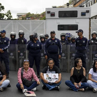 Agentes de inteligência venezuelanos tentam prender repórteres em Caracas