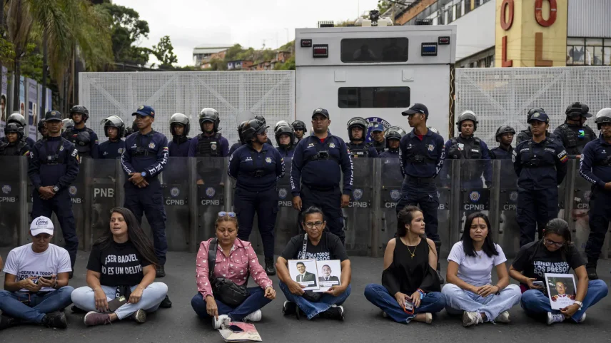 Familiares de presos políticos se reuniram na frente da prisão do Sebin, na capital da Venezuela. (Foto: Miguel Gutierrez / EFE)