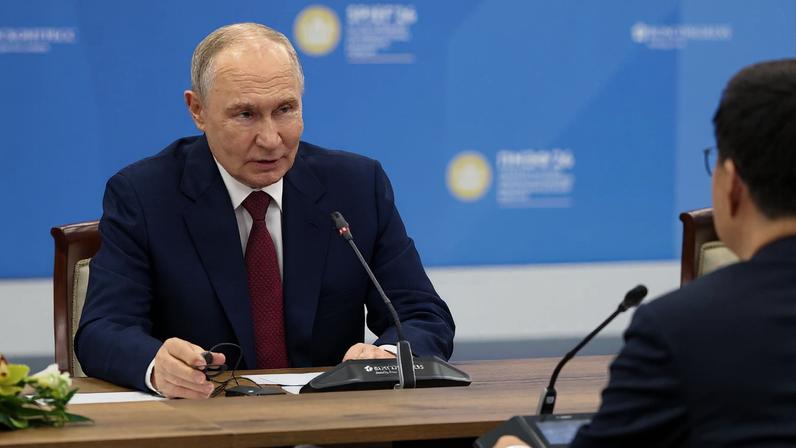Vladimir Putin durante Fórum Econômico Internacional de São Petersburgo, quando rejeitou proposta de reunião com Zelensky. (Foto: EFE/EPA/Valeriy Sharifulin/SPUTNIK/KREMLIN POOL)