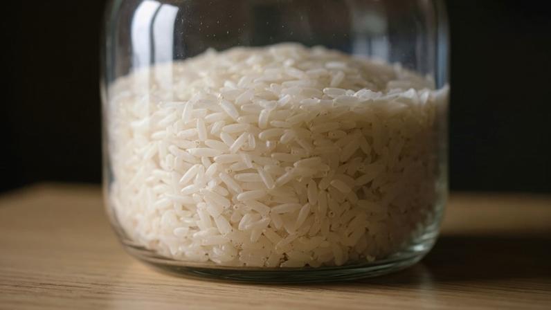 Colocar arroz cru no guarda-roupa – função e efeitos nas roupas no inverno