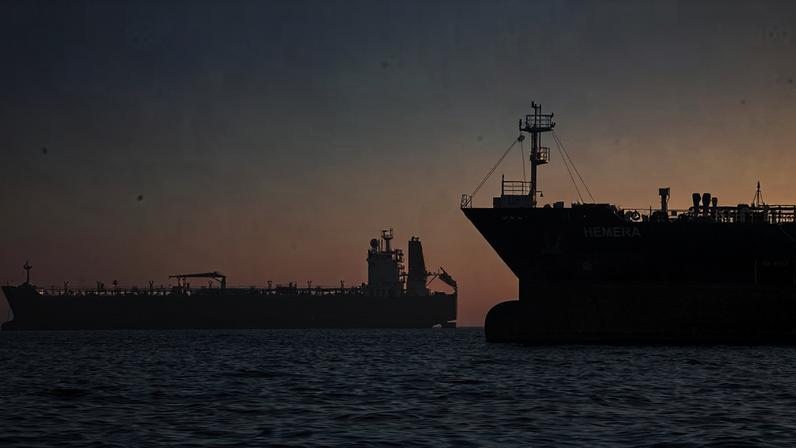 Mercado avalia os impactos da crise no Oriente Médio e de uma inflação ainda elevada nos EUA sobre a trajetória dos juros americanos.
