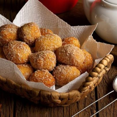 Chef Heloísa Bacellar explica como fazer bolinho de chuva perfeito