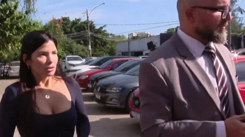 Danúbia Rangel esteve em delegacia acompanhada do advogado