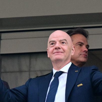 Infantino visita vestiário do Irã após estreia; técnico reclama injustiça