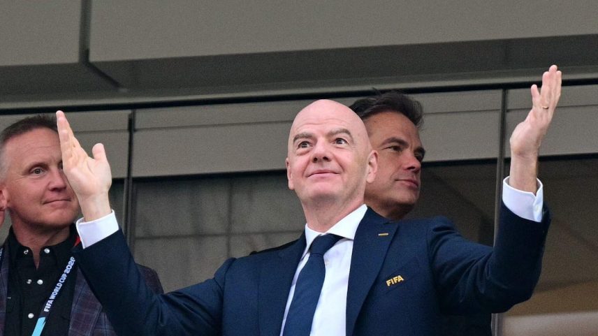 Gianni Infantino esteve no vestiário do Irã na última segunda. Foto: Frederic J. Brown/AFP