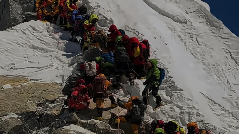 Quase 500 alpinistas receberam autorização para tentar alcançar o topo do Everest em 2026