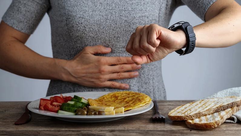 Jejum altera cérebro e microbiota durante emagrecimento. (Foto: Getty Images via Canva)