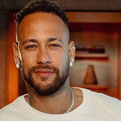 Neymar posa com filhos na Copa e recebe elogios