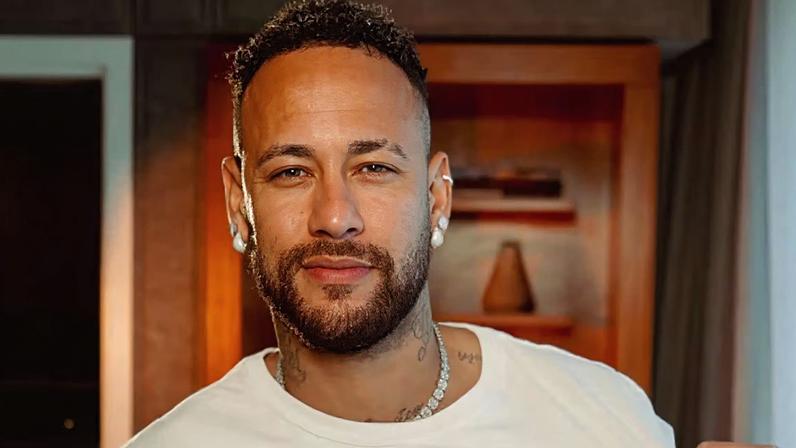 Neymar posa com filhos na Copa e recebe elogios