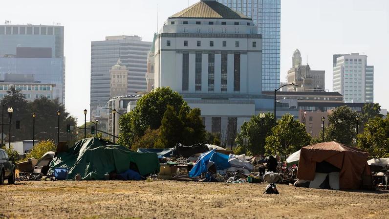Acampamento de moradores de rua em Oakland, Califórnia, nos EUA.