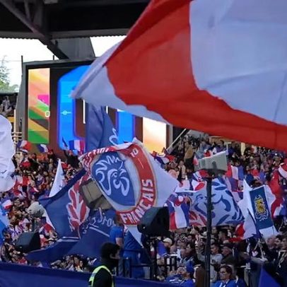 Torcida francesa presta homenagem a Deschamps