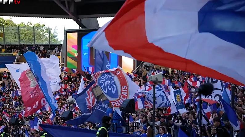 O público em Nantes ovacionou Didier Deschamps, que se prepara para comandar os Bleus em seu último grande torneio oficial como treinador.